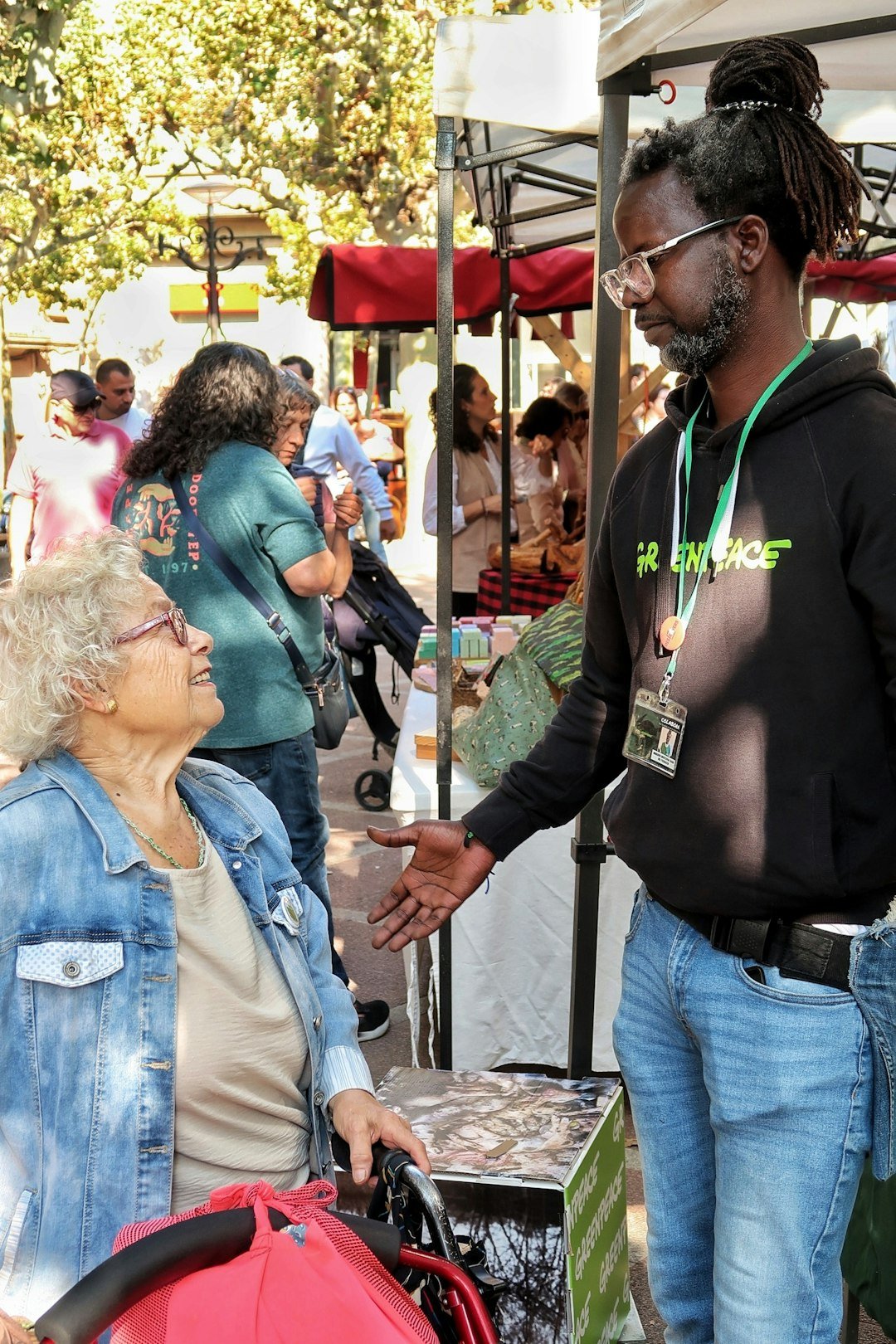man-talking-to-woman-at-outdoor-market-xwbuvg-hzv0